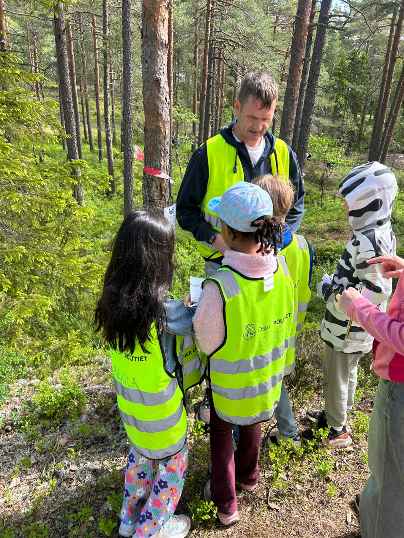 En gruppe mennesker i skogen