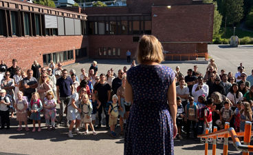 en person som står foran en stor folkemengde