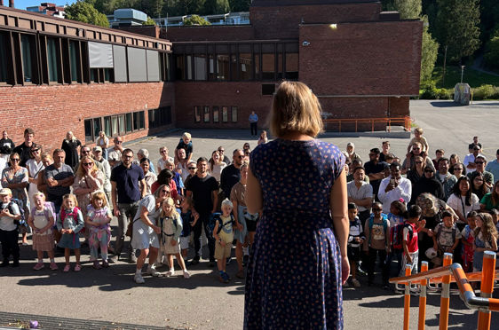 en person som står foran en stor folkemengde