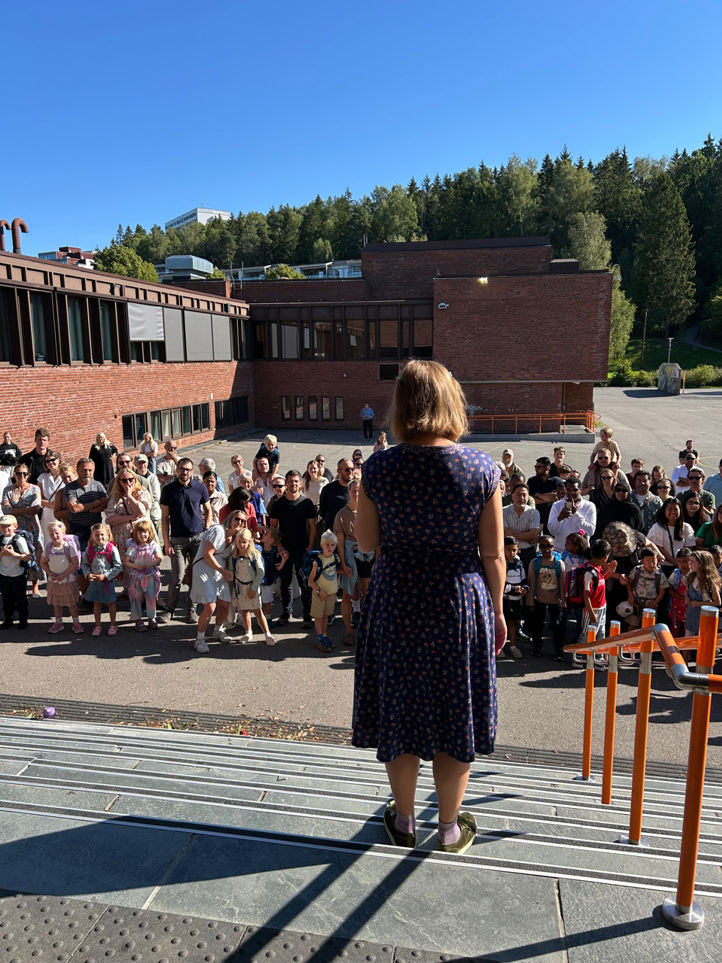 en person som står foran en stor folkemengde