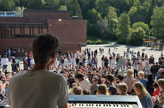en person som står foran en folkemengde