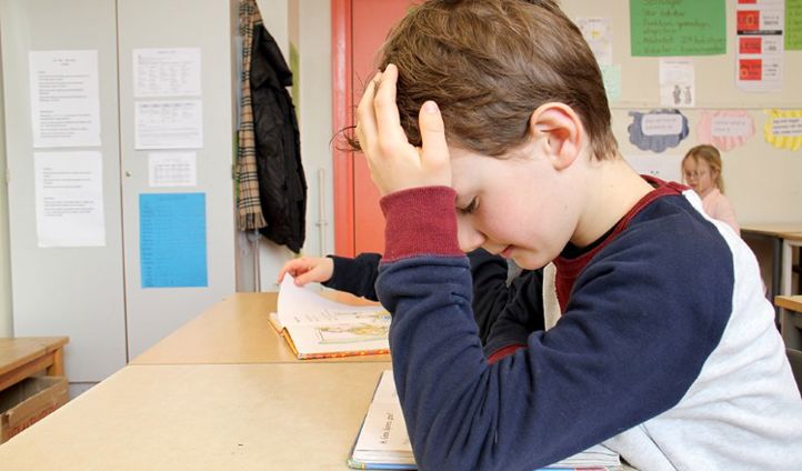 Elever arbeider i klasserom. (Foto: Heidi M. Skjebstad)