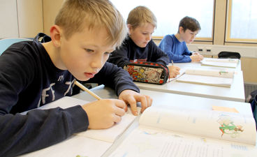 Elever arbeider i klasserom. (Foto: Heidi M. Skjebstad)