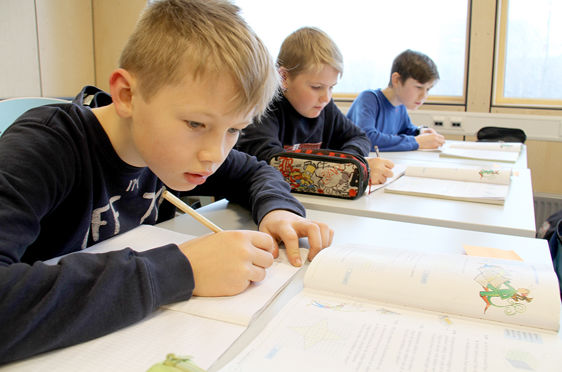Elever arbeider i klasserom. (Foto: Heidi M. Skjebstad)