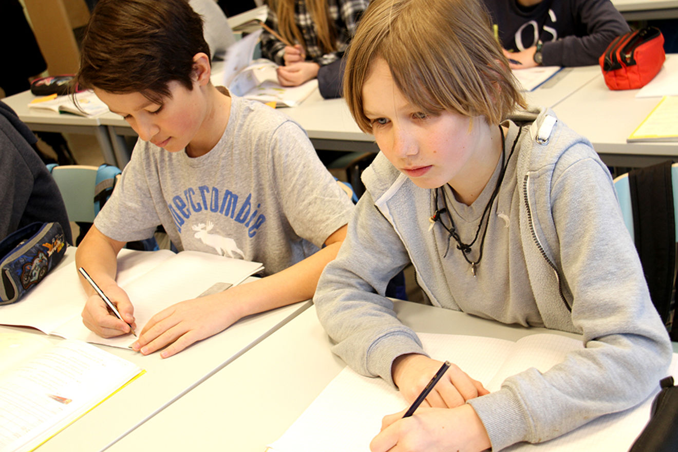 Elever arbeider i klasserom. (Foto: Heidi M. Skjebstad)