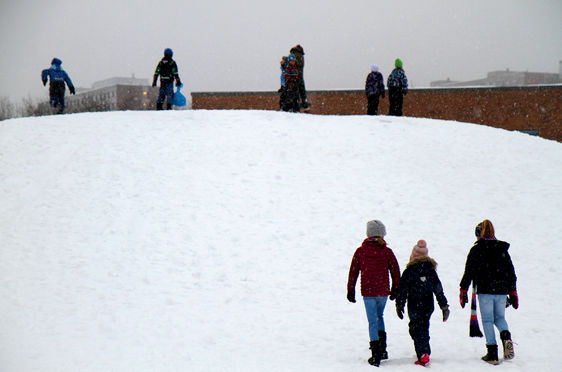 Barn som leker i snøen