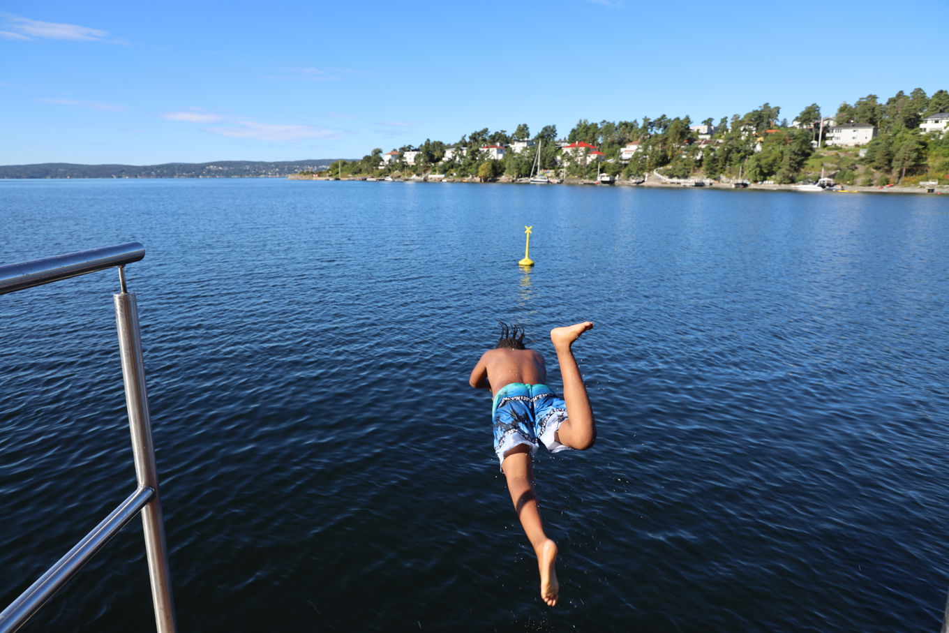 Foto: Heidi M. Skjebstad/Oslo kommune En person som stuper ut i Oslofjorden.