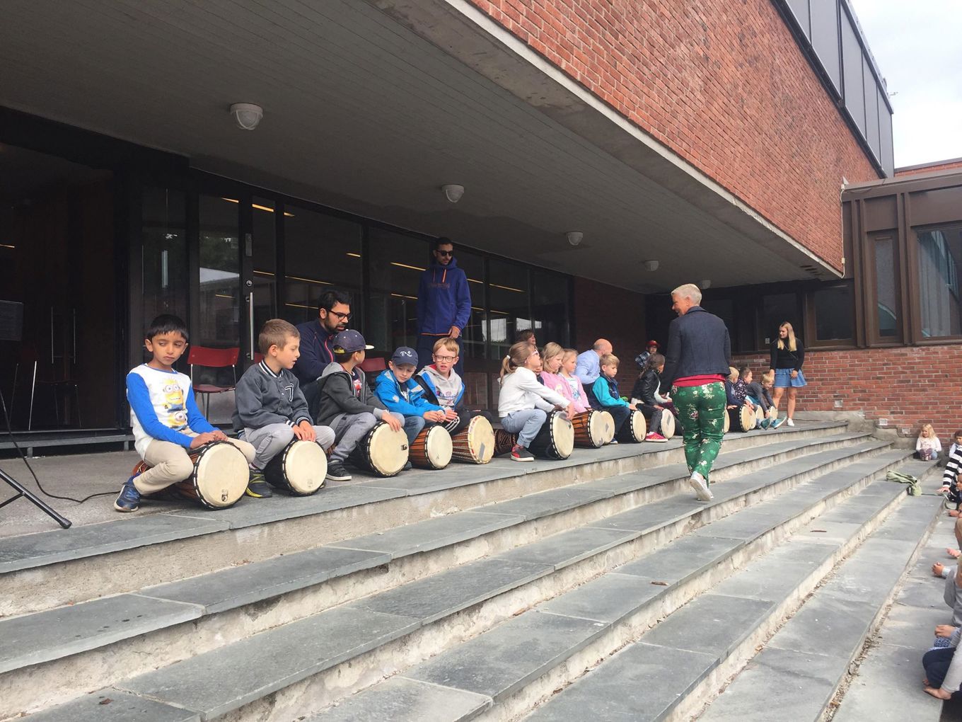 1. trinn sto for underholdningen på siste skoledag