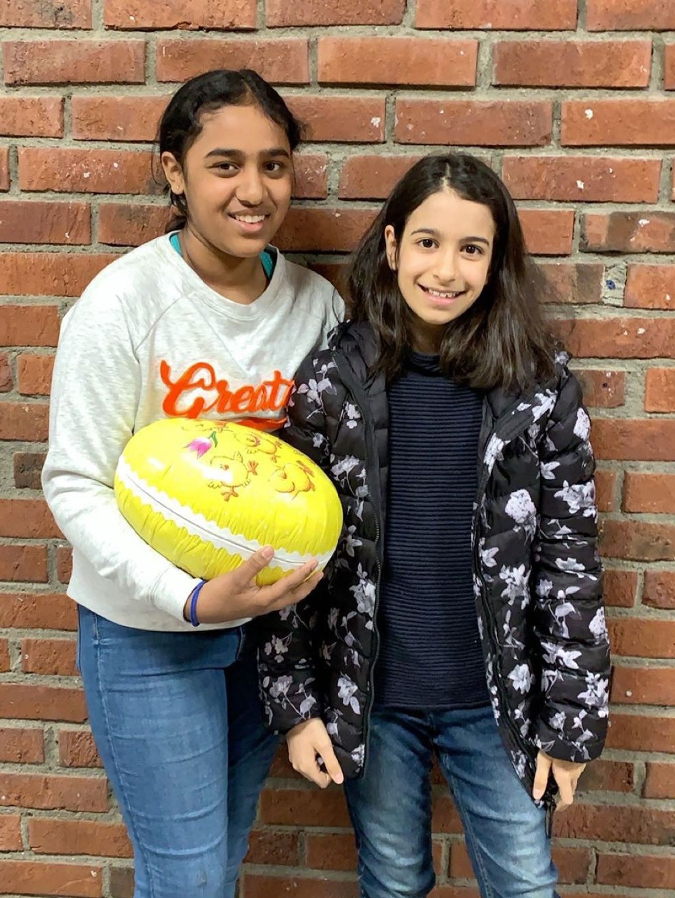 Foto: Khushi og Dina vant påskeegget! Heldige vinnere fra 6B