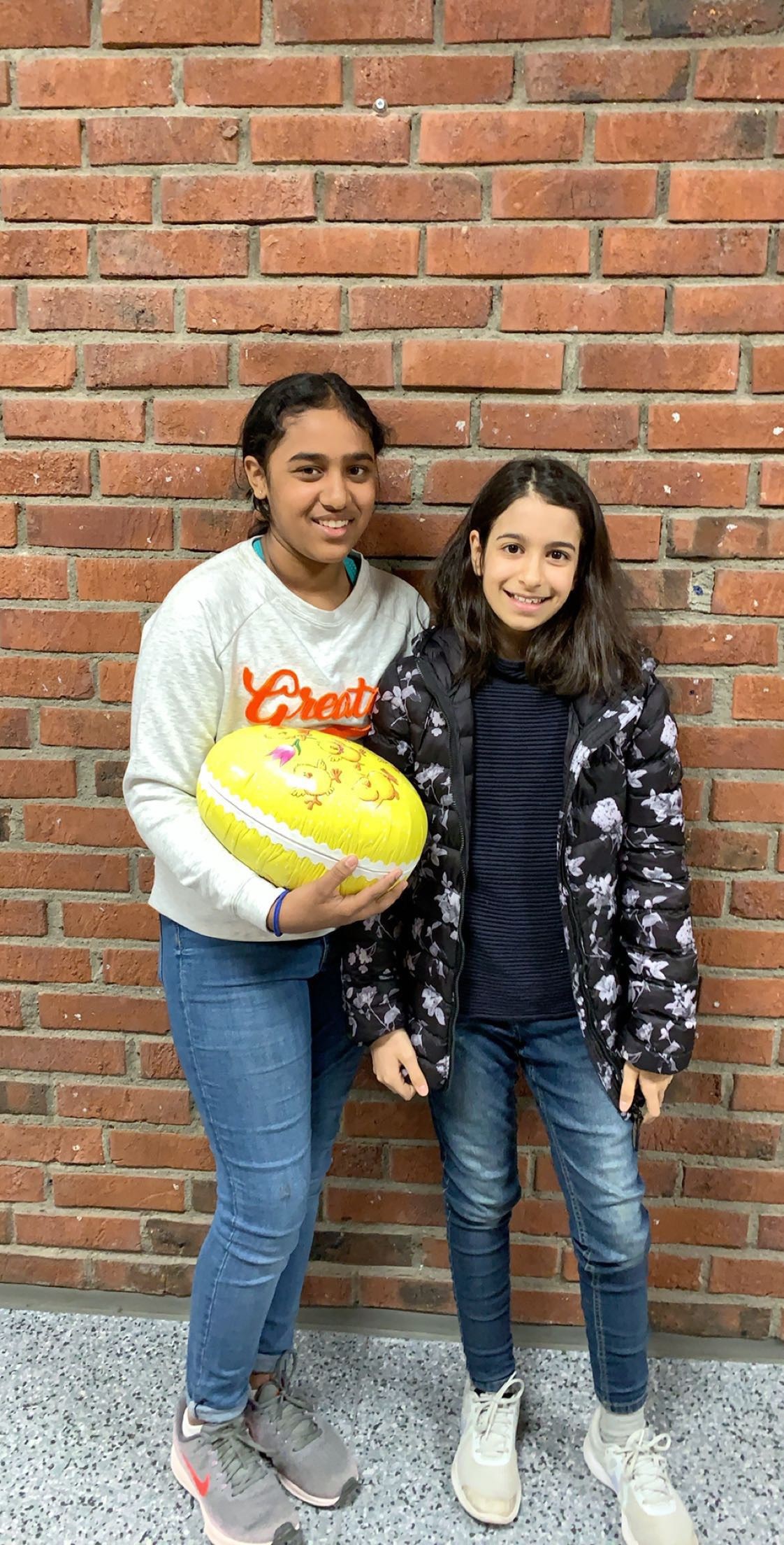 Khushi og Dina vant det store påskeegget Heldige vinnere