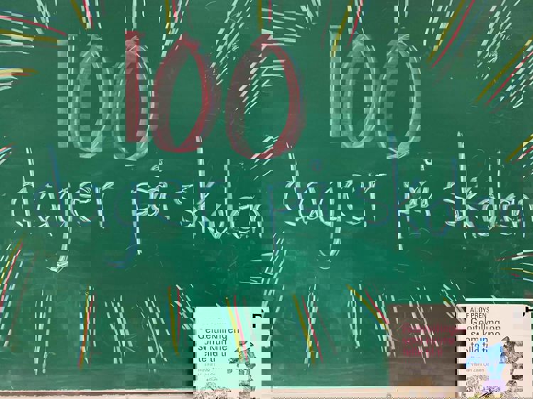 Tavle med teksten 100 dager på skolen