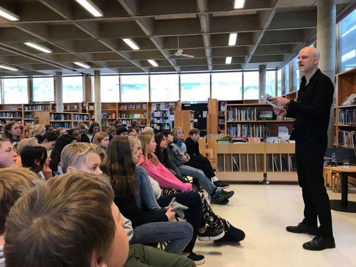 Foto: Foto: Marthe Lunde 7. trinn fra Rustad fikk møte Arne Svingen på Bøler bibliotek