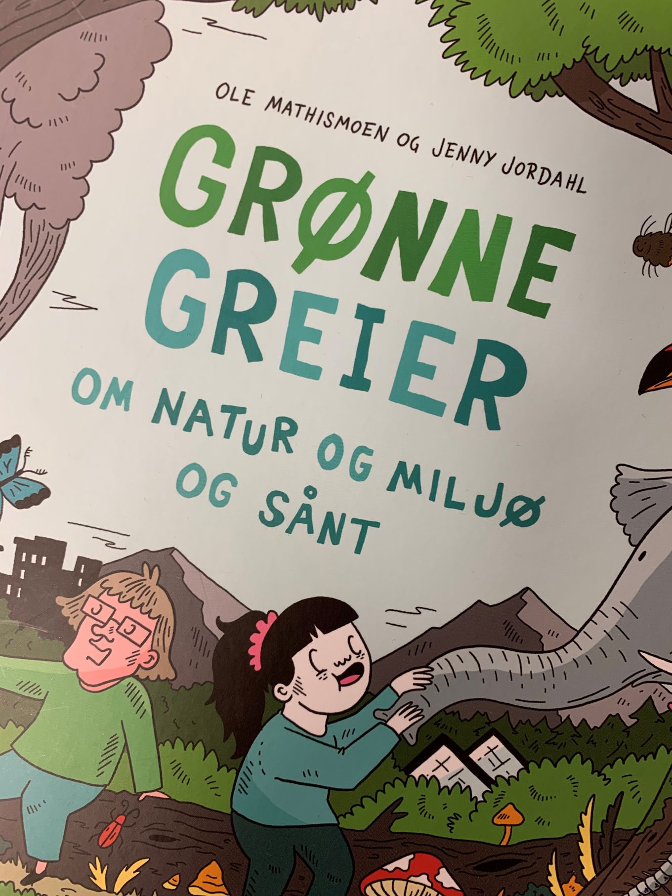 Boken "Grønne greier" om natur og miljø og sånt kan lånes i skolens bibliotek