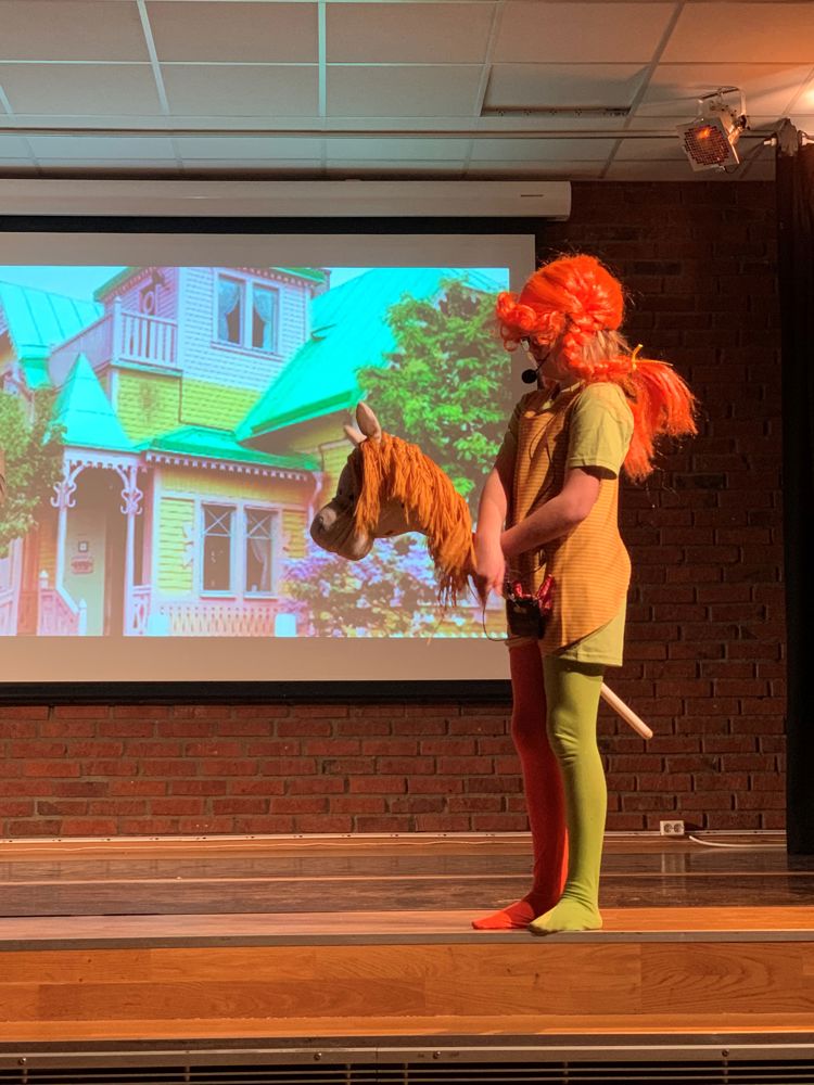 Pippi bor i Villa Villekulla sammen med apekatten Nilsen og hesten Lille gubben.