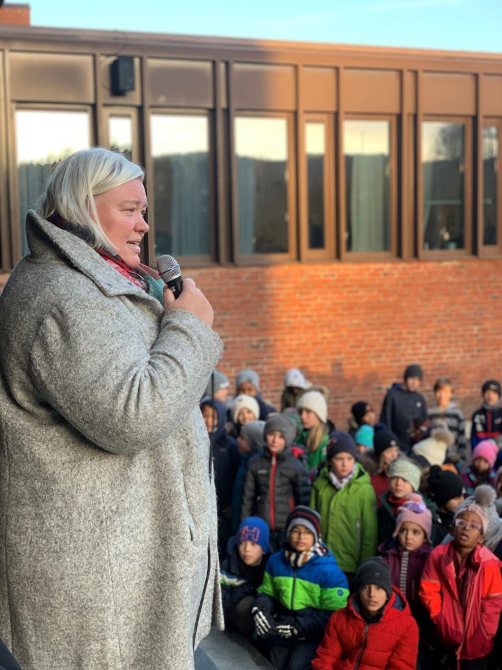 Rektor i ferd med å kåre vinnerne av Juleles