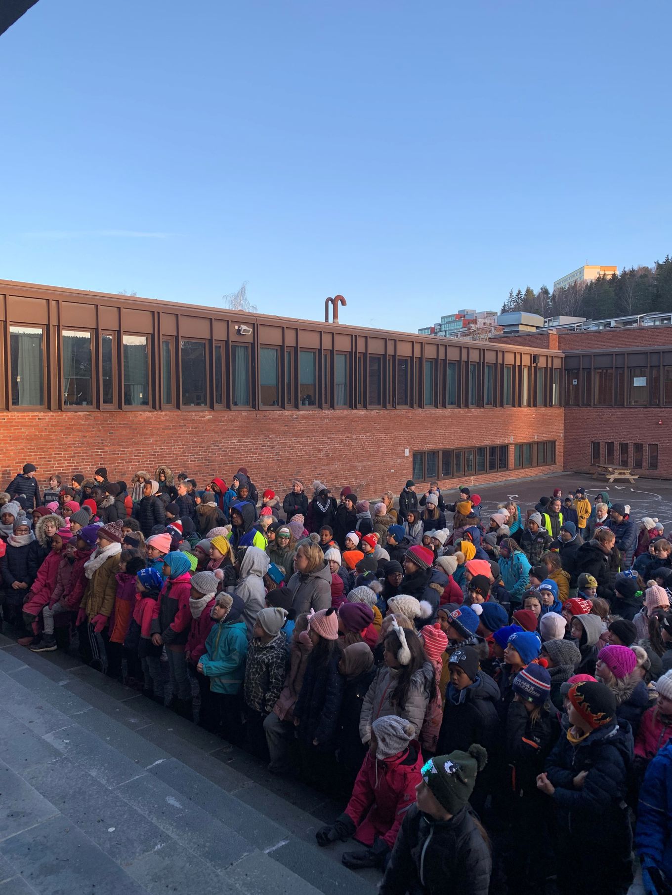 Foto: Camilla Tilrem Onstad Spente elever samlet foran trappen før kåringen