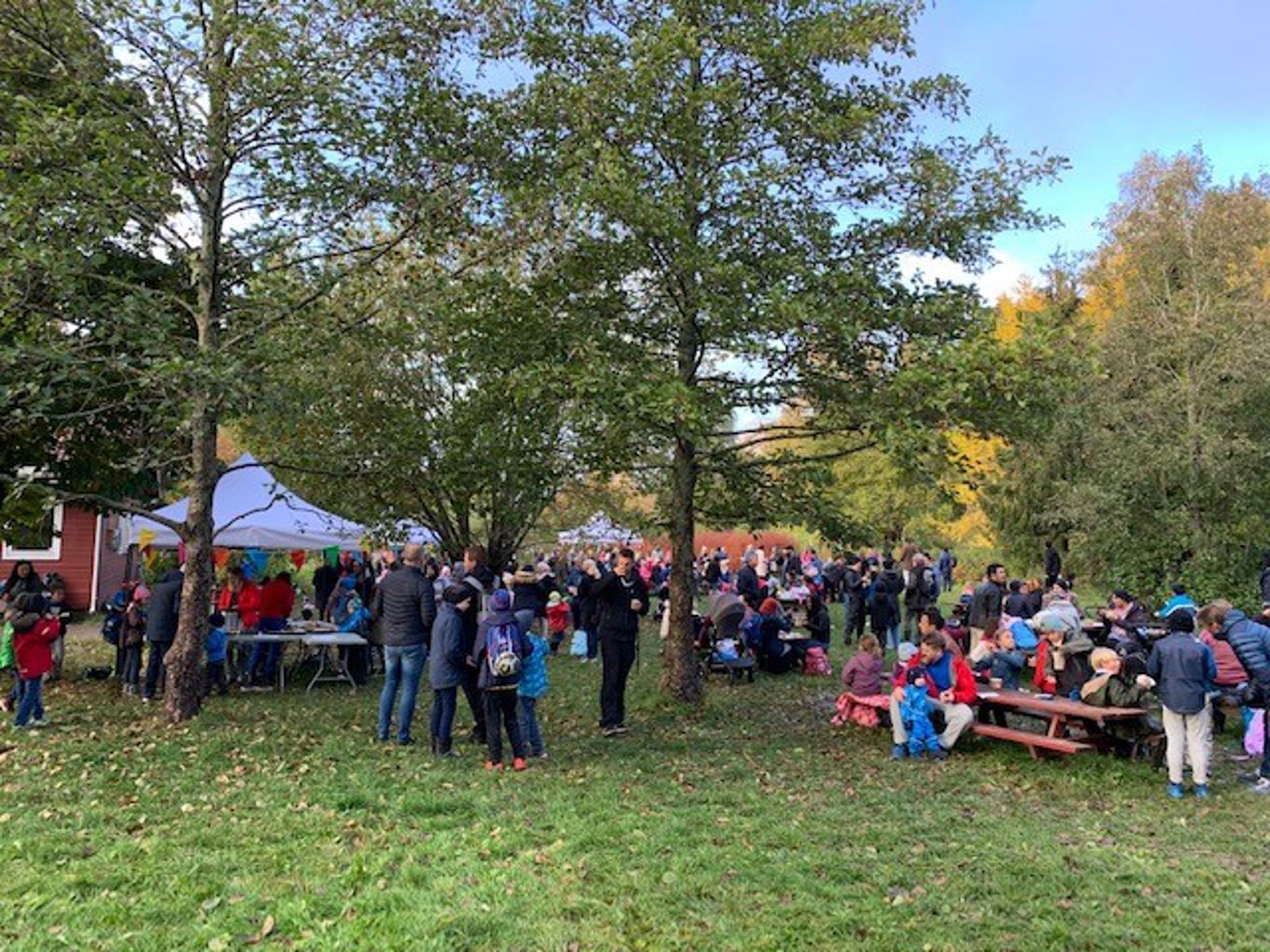 Foto: Stort oppmøte på høstfesten Høstfest i vår flotte skolehage