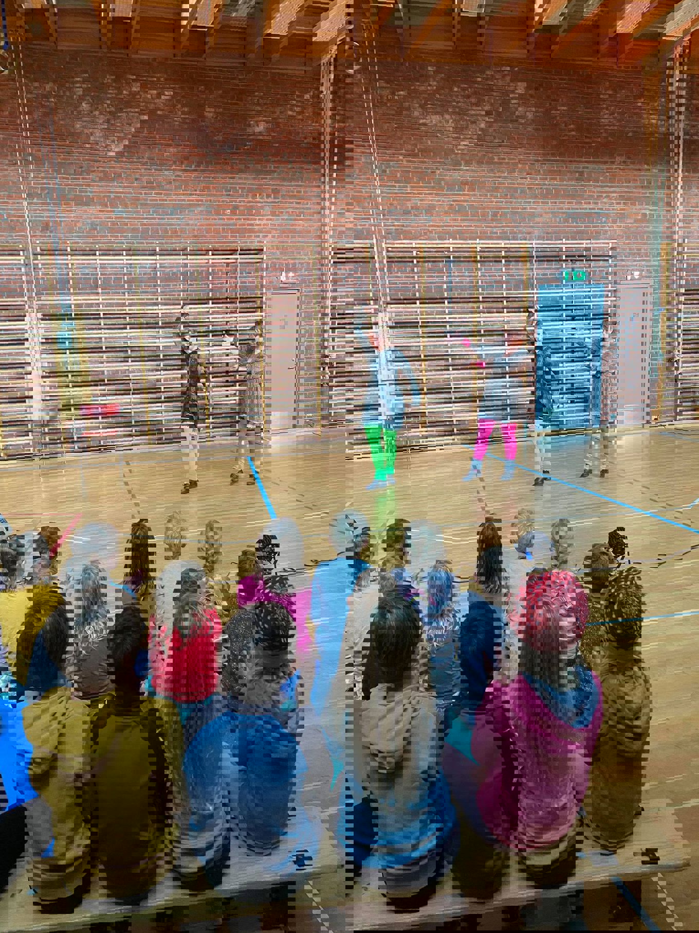 Publikum satt som tente lys