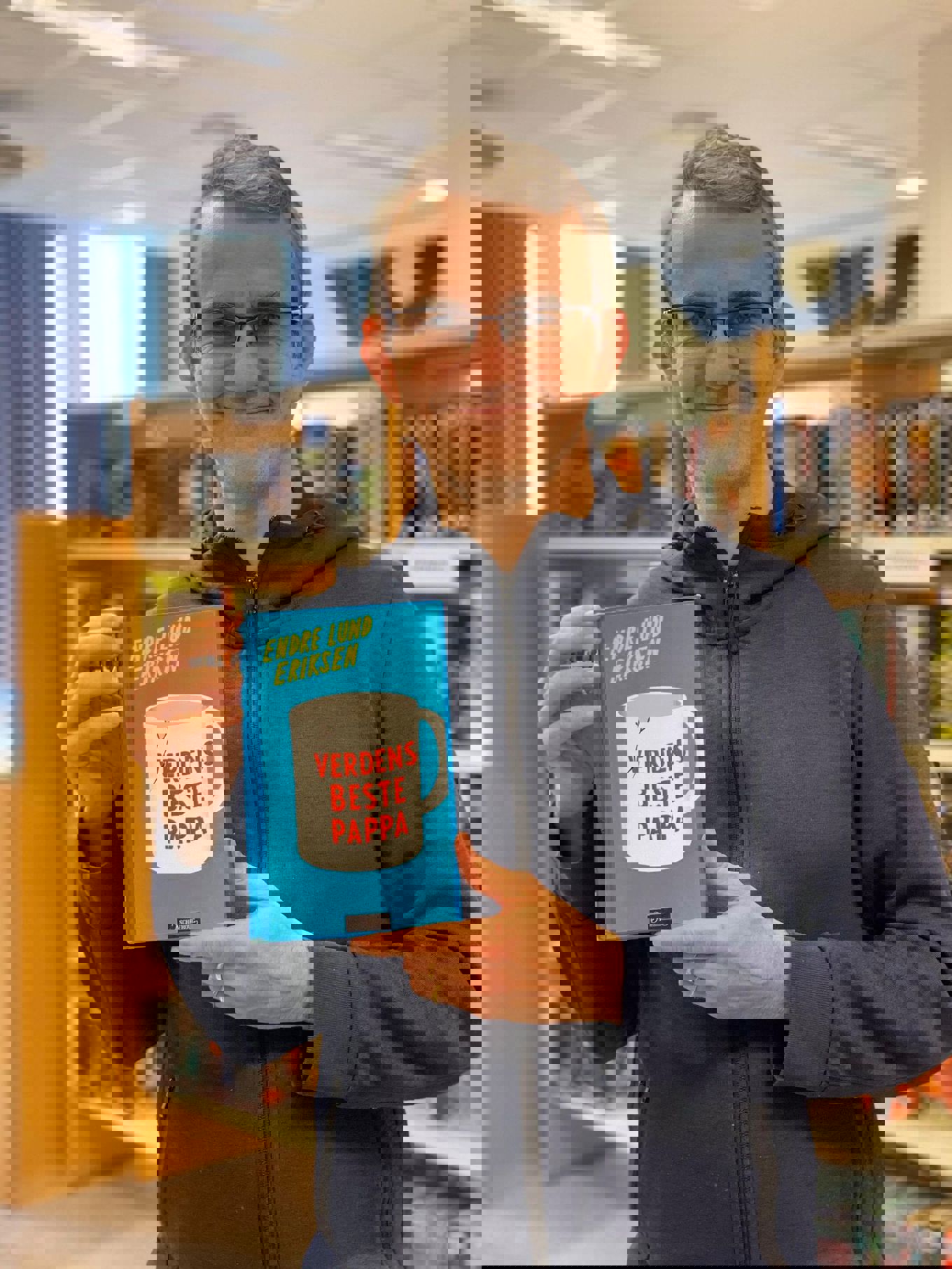 Foto: Camilla Tilrem Onstad Forfatter Eriksen viser frem boken sin Verdens beste pappa