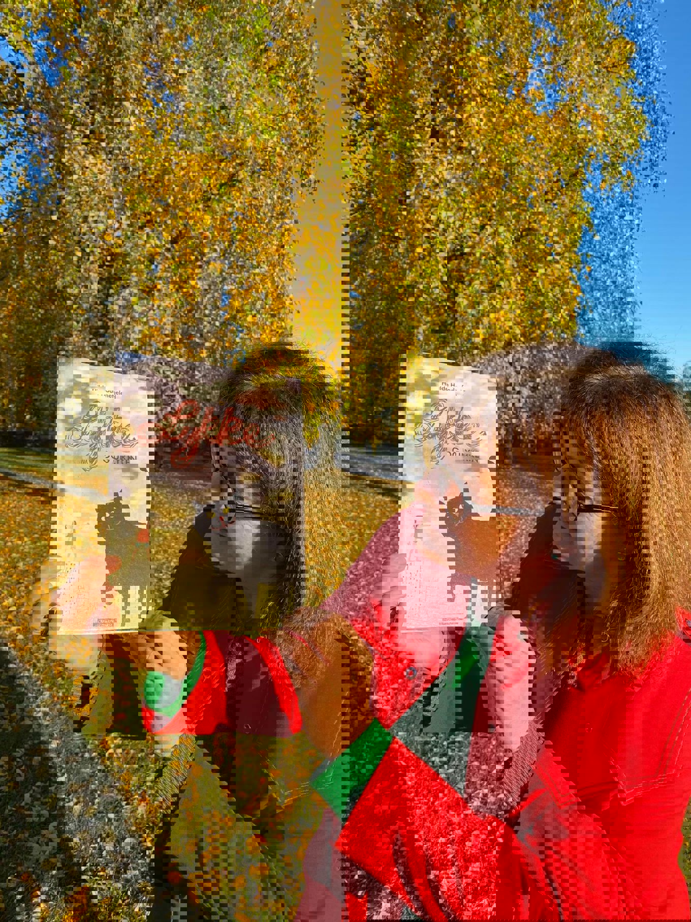 Foto: Camilla Tilrem Onstad Forfatteren viser frem sin egen bok Lykke og ulykken