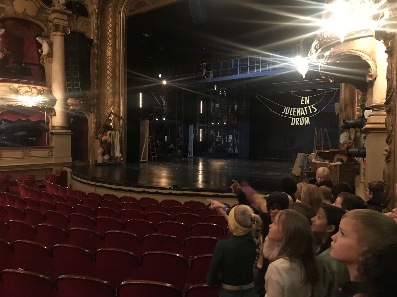 Foto: Elena Grand Elevene fra Rustad er publikum på Nasjonalteateret