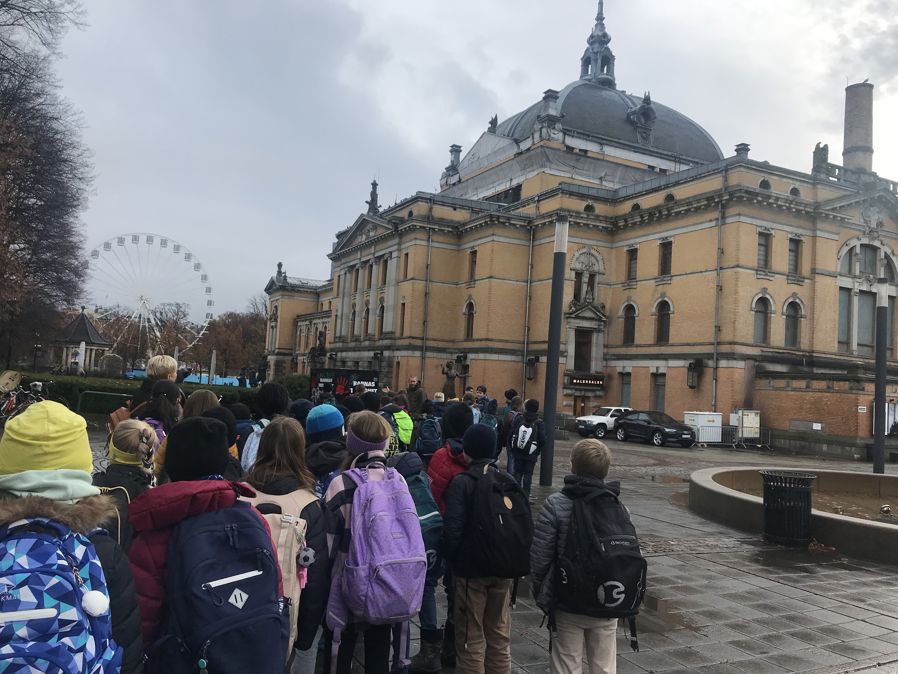 6. trinn på vei til forestilling på Nasjonalteateret