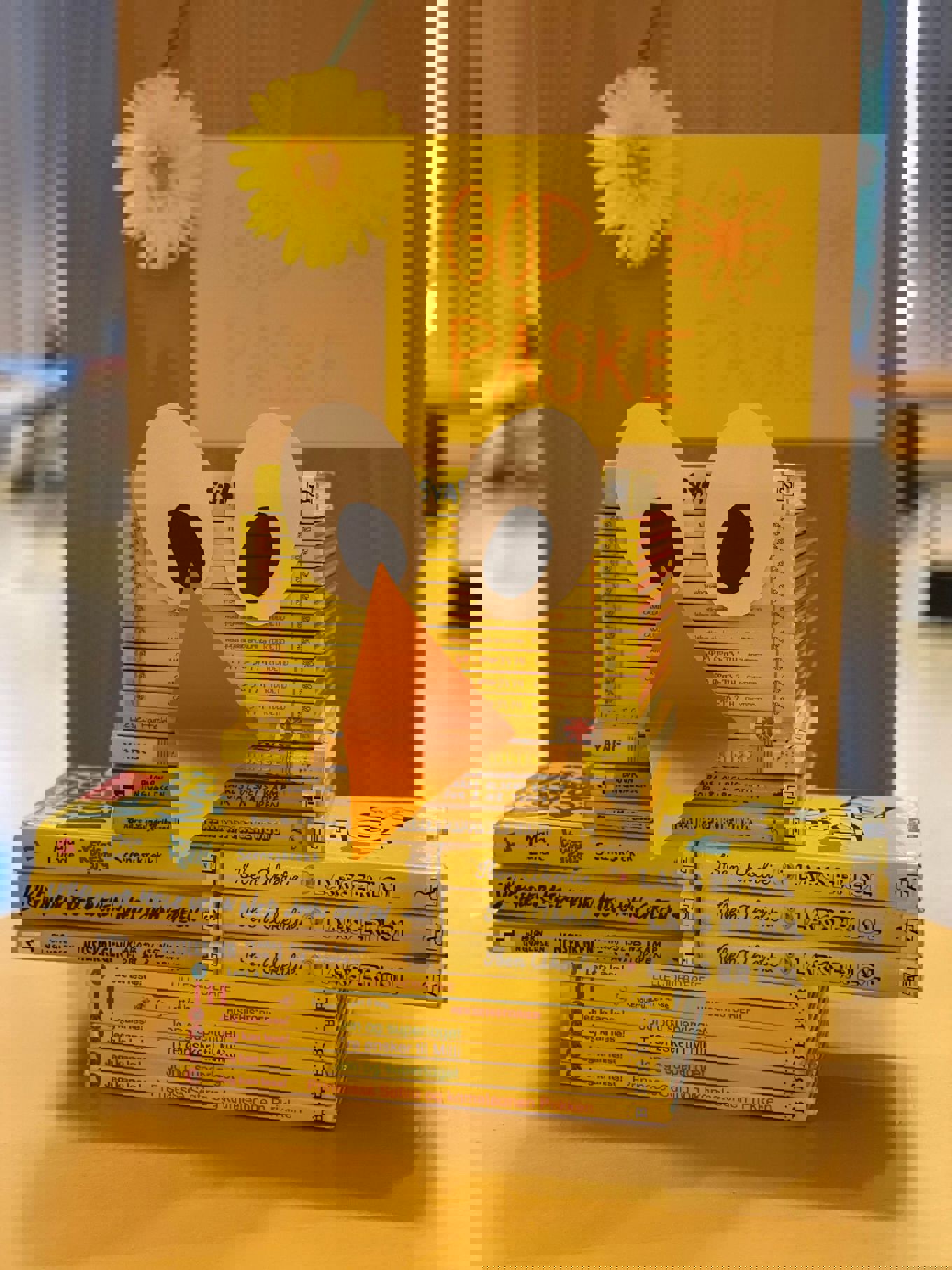 Påskekylling av gule bøker