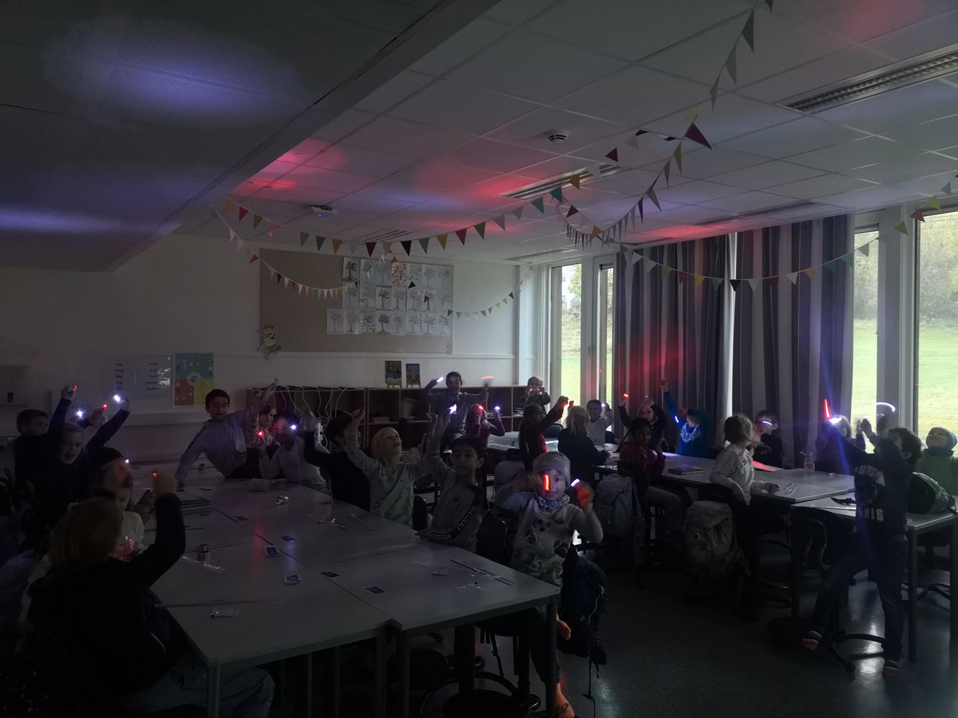 Klasse 2C på Rustad skole tester ut reflekslykter på Refleksens dag