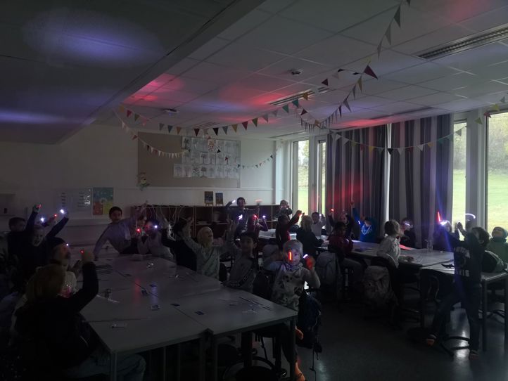 Klasse 2C på Rustad skole tester ut reflekslykter på Refleksens dag