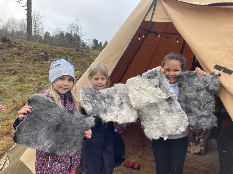 Elevene har laget sitteunderlag av ull