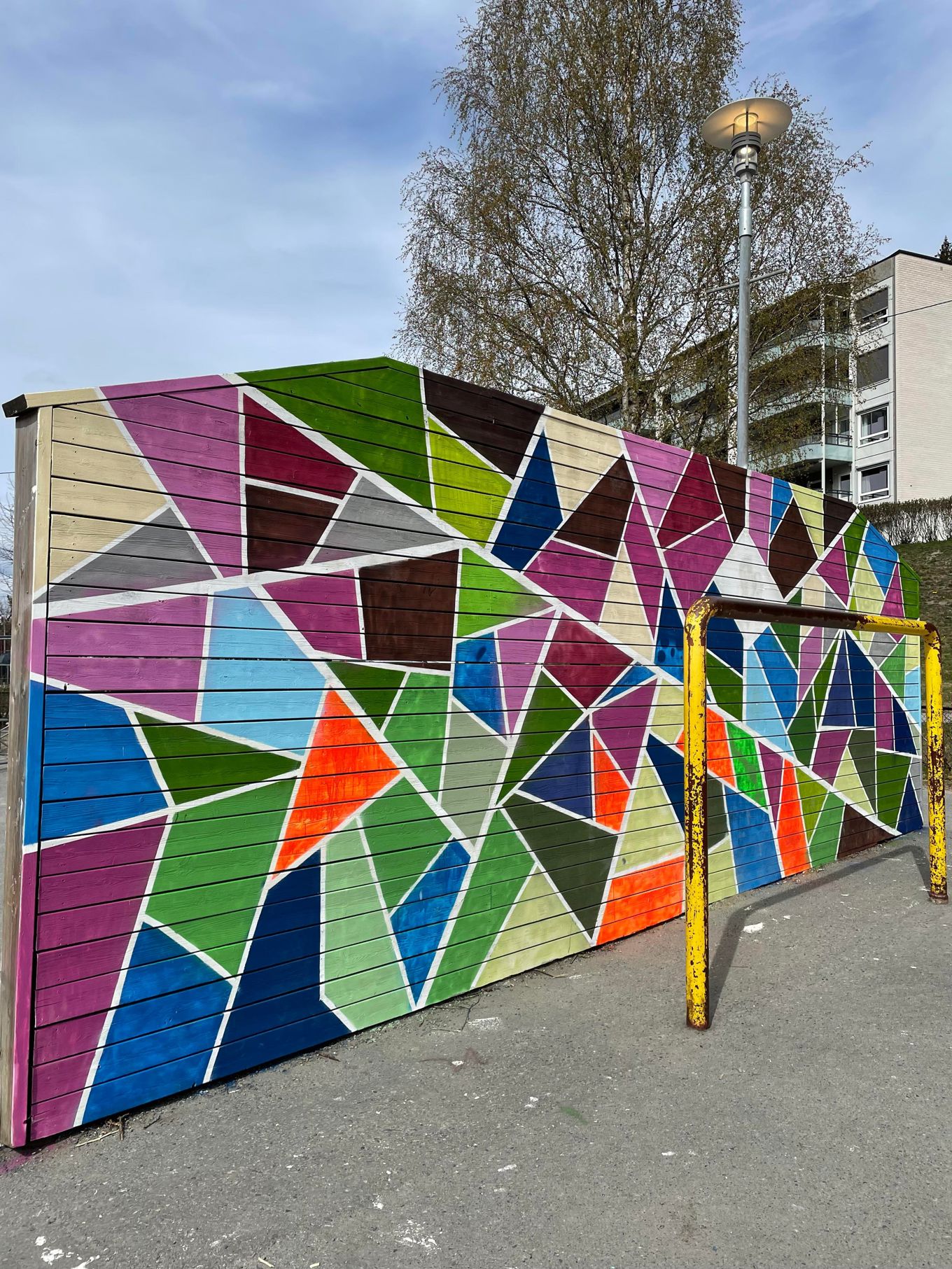 Kunst i skolegården laget av 4. trinn