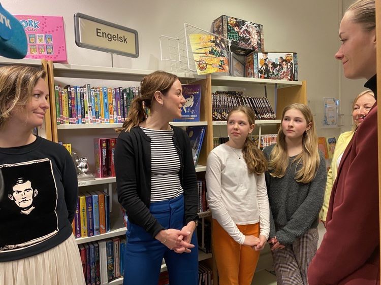 Kunnskapsministeren og kulturministeren i samtale med elever, rektor og bibliotekar på Rustad skole