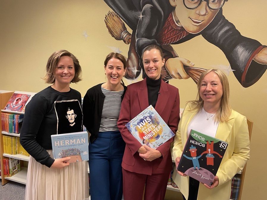 Brenna og Trettebergstuen besøkte skolebiblioteket på Rustad skole