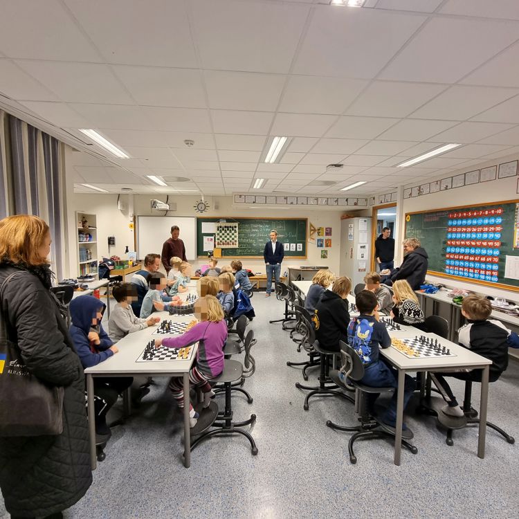 Barn og voksne samles for å spille sjakk på Rustad skole