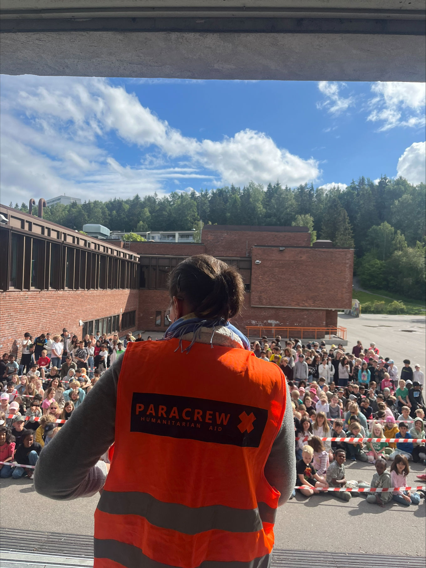 Paracrew mottok 5000 i pengestøtte fra elever på Rustad skole