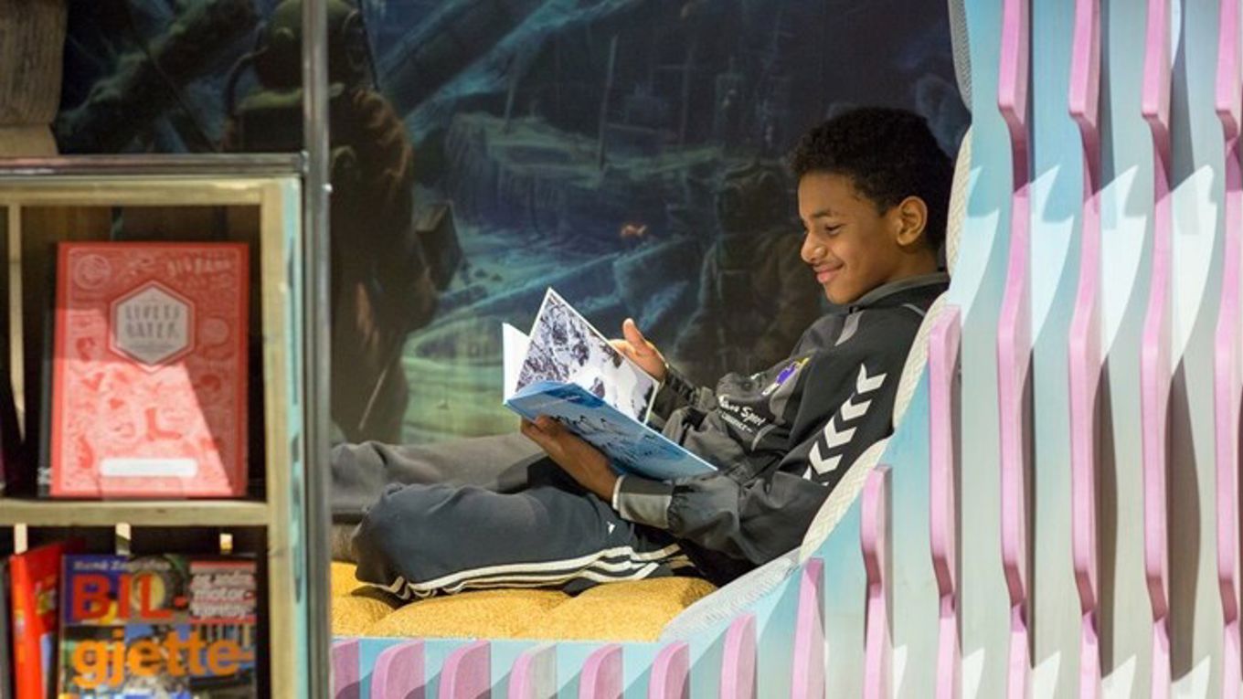 et barn som leser en bok