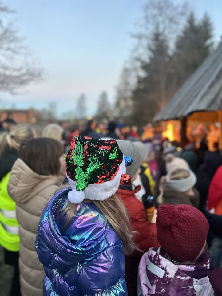 en person som har på seg et plagg