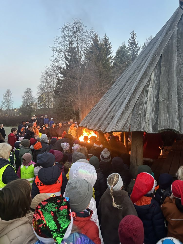 En gruppe mennesker rundt et bål