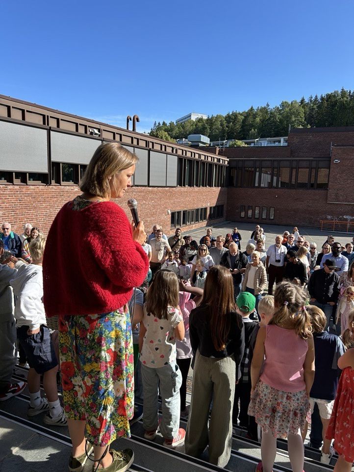 en person som står foran en folkemengde