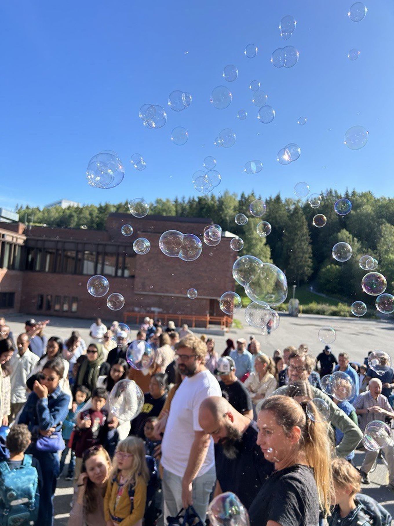 Foto: Camilla Tilrem Onstad en mengde mennesker foran en scene med en stor folkemengde