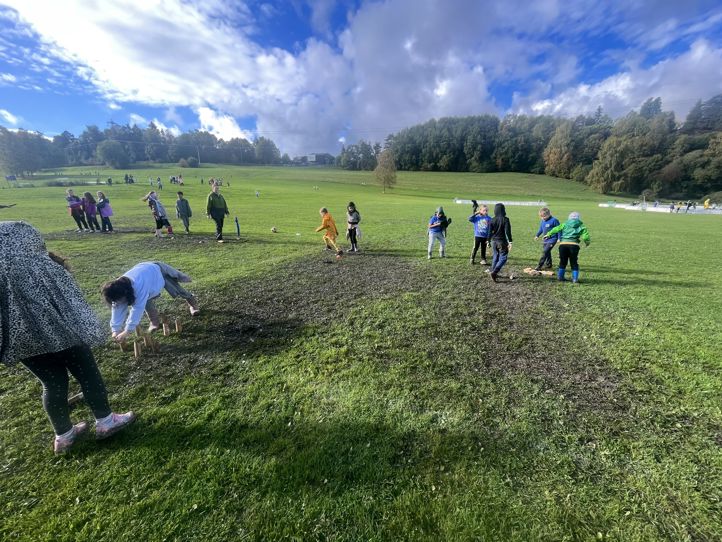 En gruppe mennesker som går på en gressbane