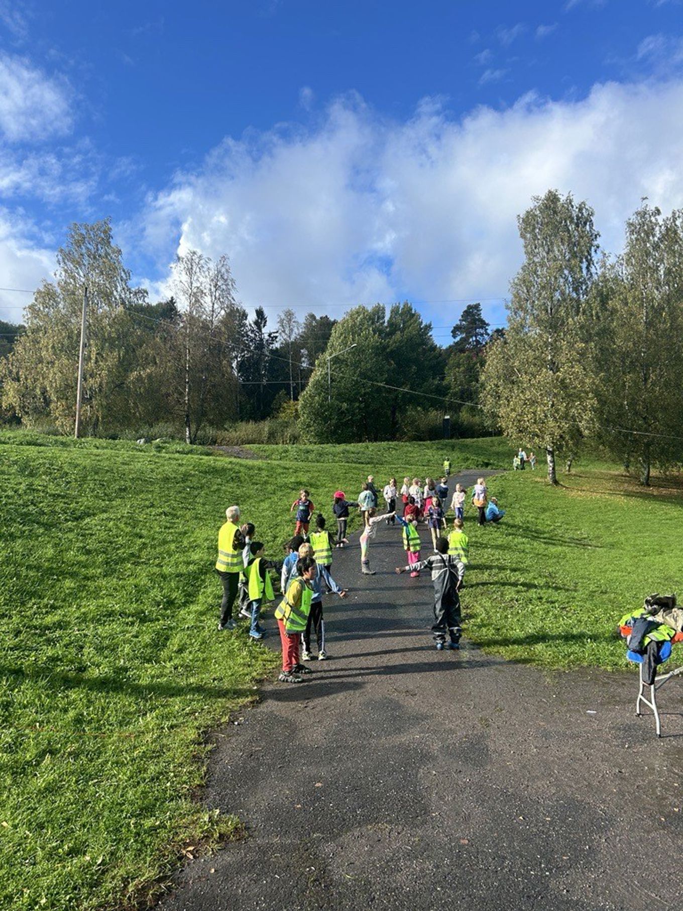 En gruppe mennesker som går på en sti i en park