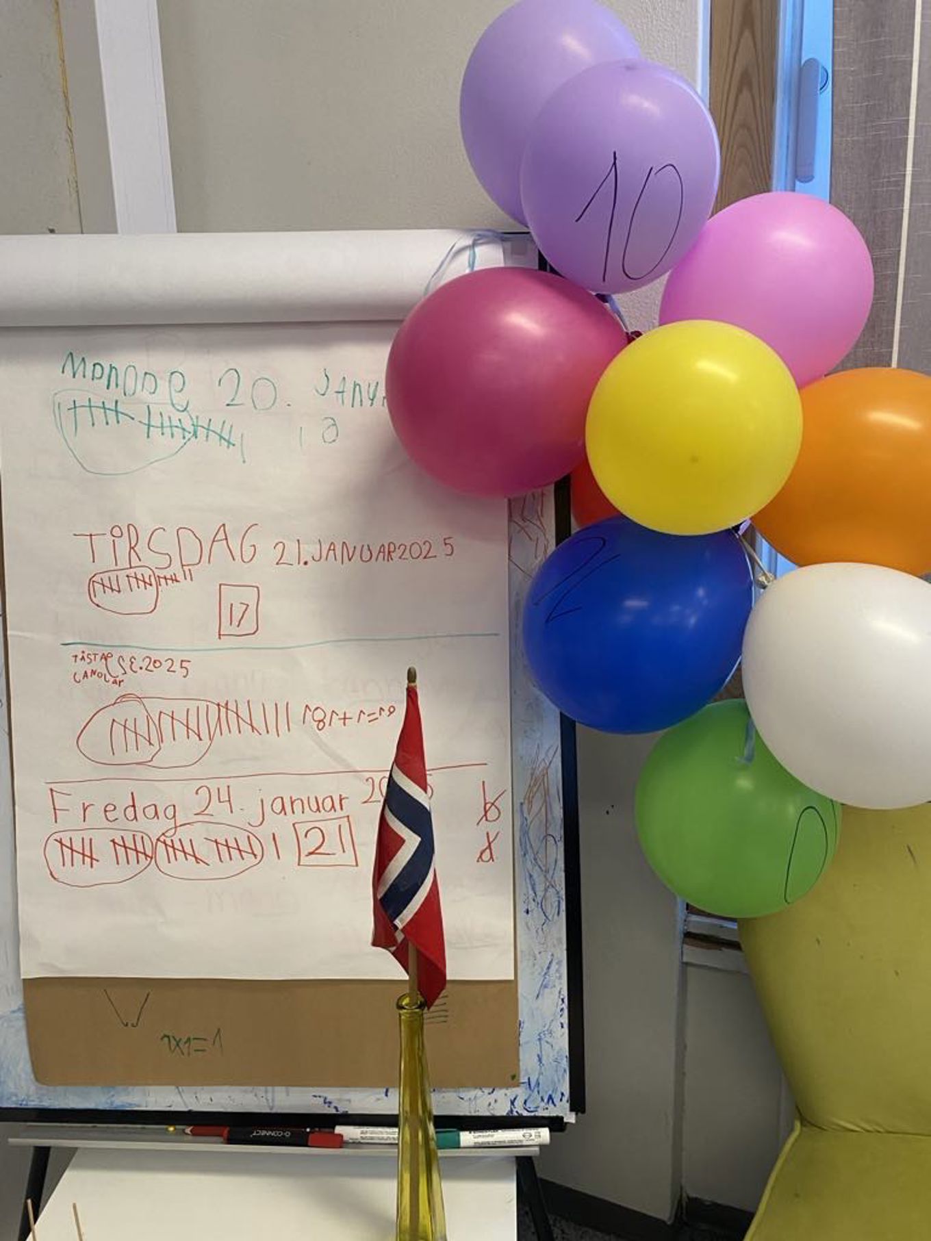 et skilt med ballonger rundt