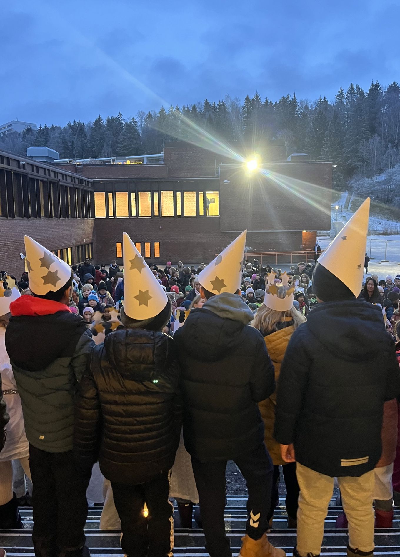 en gruppe mennesker som har på seg klær