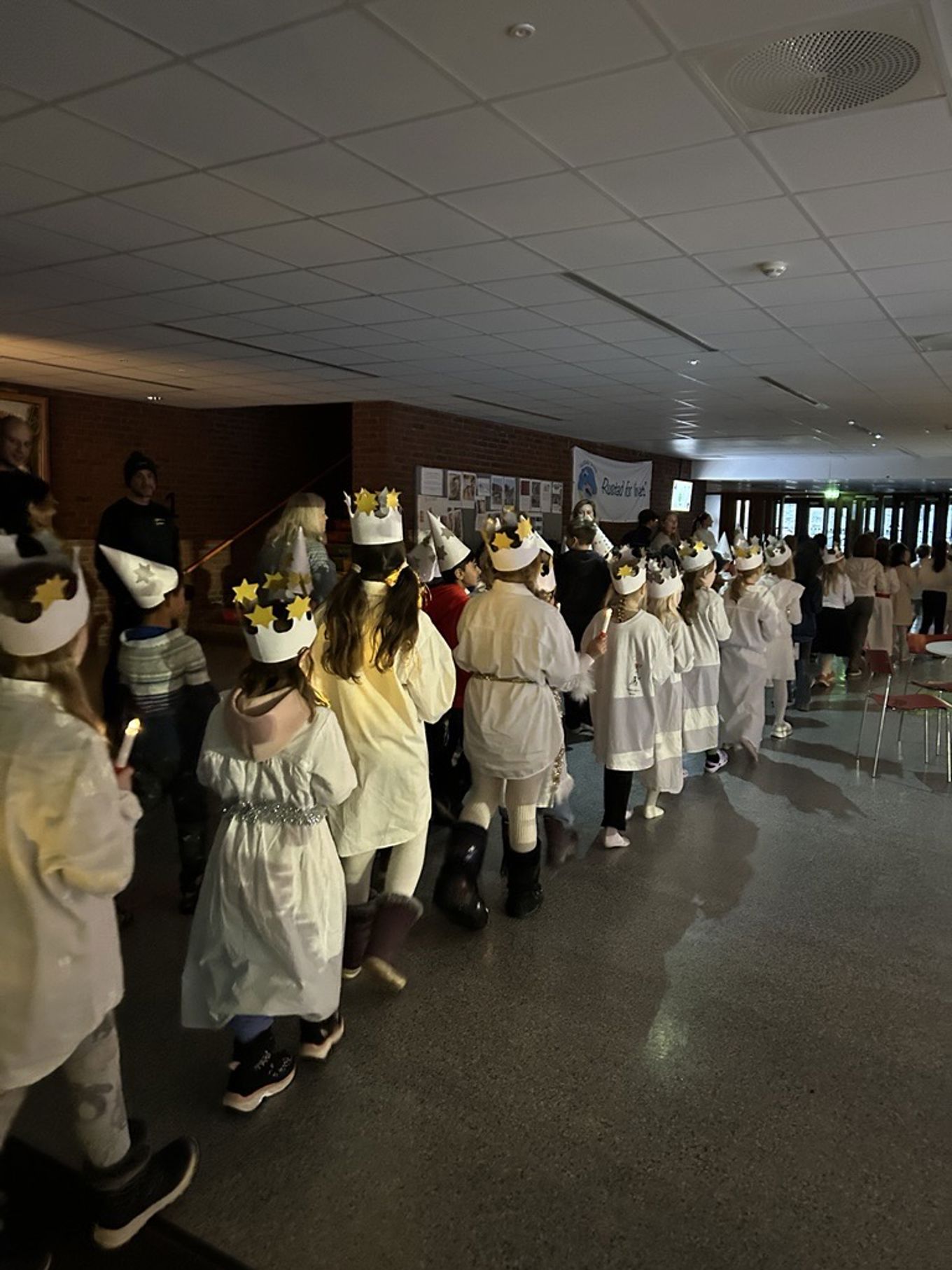 En gruppe mennesker iført hvite klær