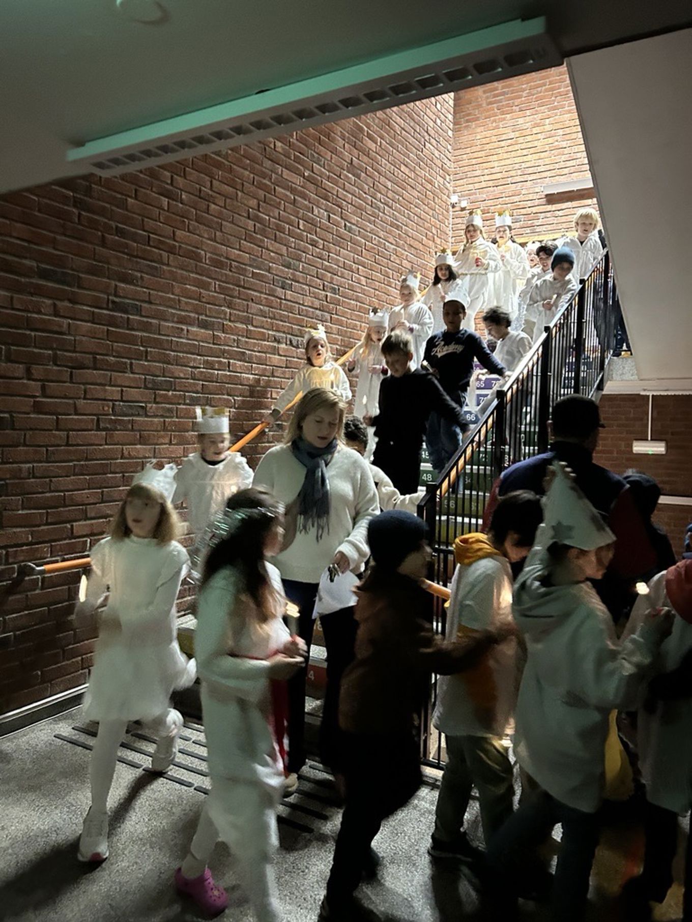 En gruppe mennesker i klær