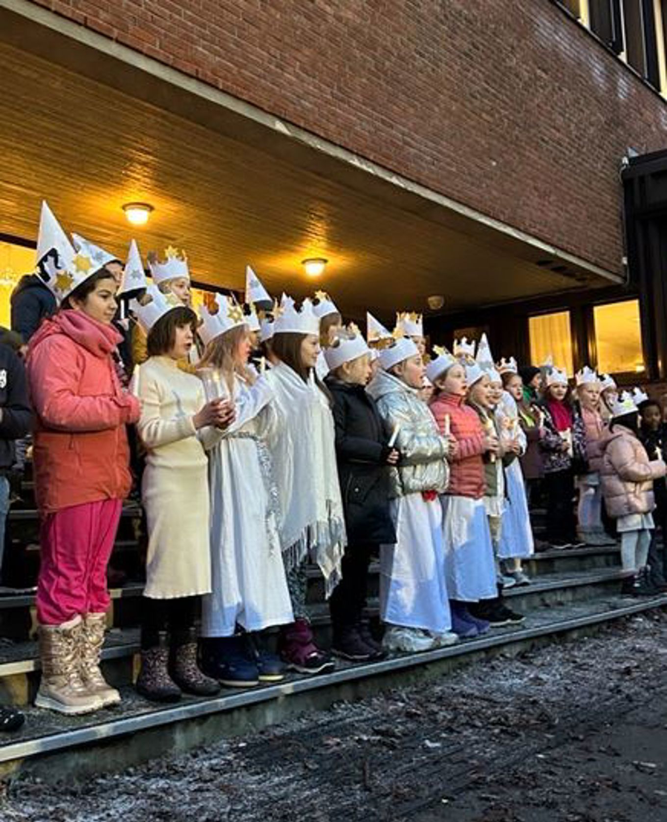 en gruppe mennesker iført hvite kapper og hatter