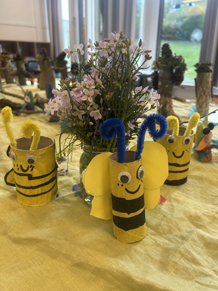 en vase med blomster
