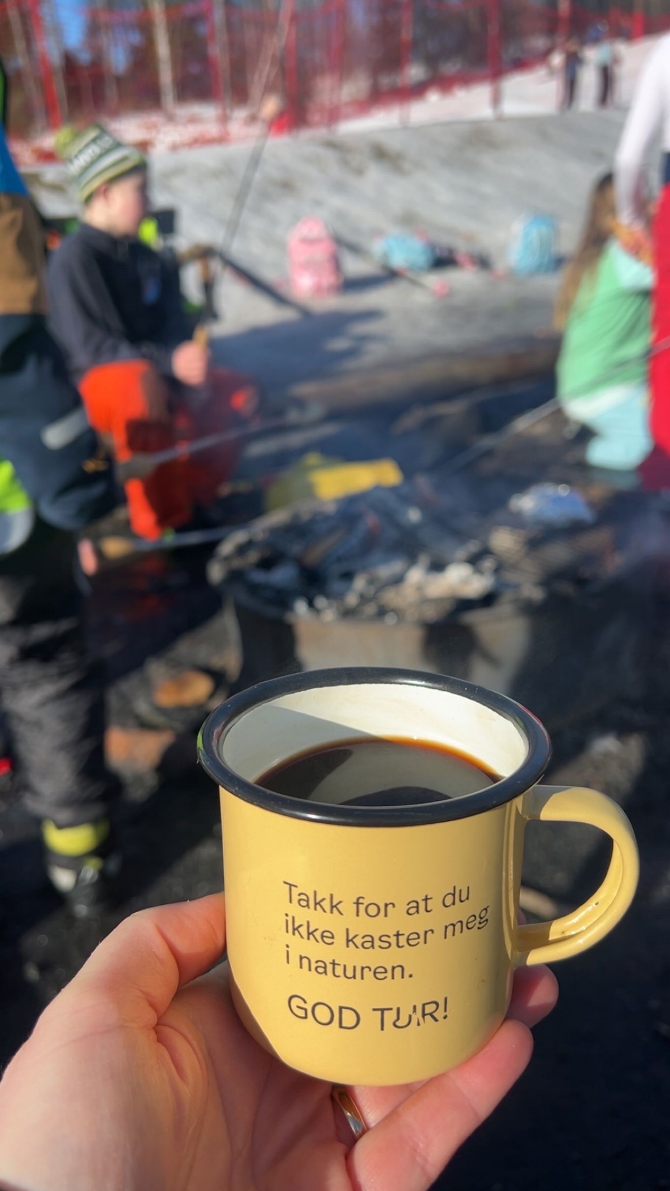en hånd som holder en gul kaffekopp en hånd som holder en gul kaffekopp
