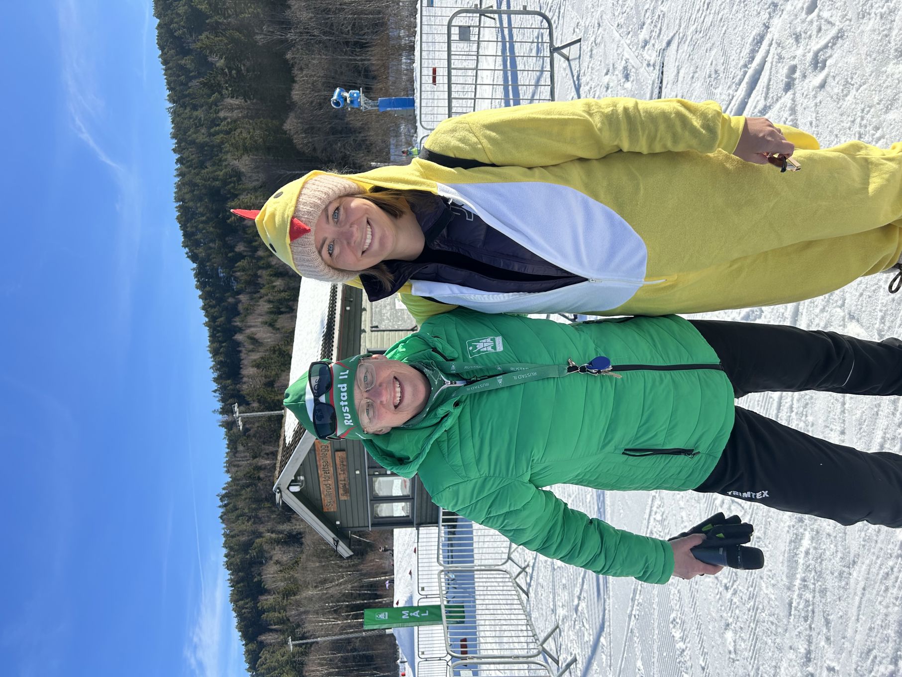 En person og en person som poserer for et bilde En person og en person som poserer for et bilde